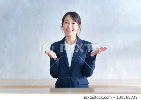 Young business woman Young business woman 139569732