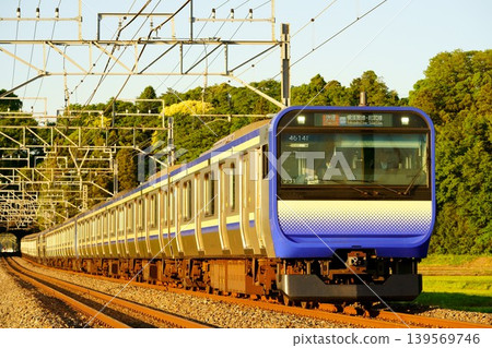 [E235 Series 1000] E235 series bathed in the setting sun, Narita, Sobu, and Yokosuka Line direct rapid service 139569746