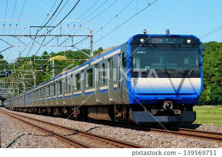 初夏時節,E235系列列車駛過物作町。 初夏時節,E235系列列車駛過物作町。 139569751