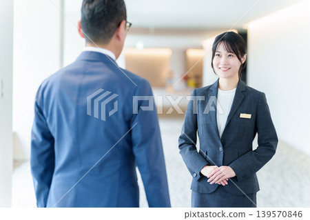 女性員工為客人服務 139570846