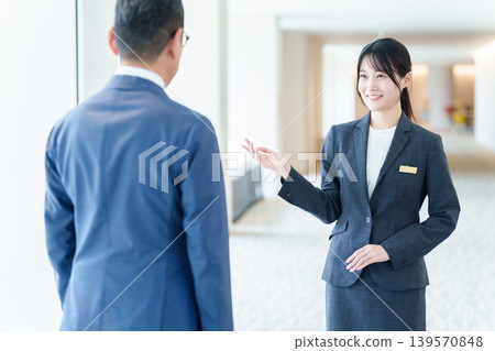女性員工為客人服務 139570848