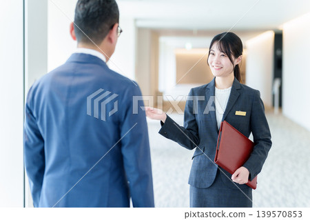 女性員工為客人服務 139570853