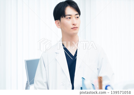 在醫院工作的年輕人 139571058