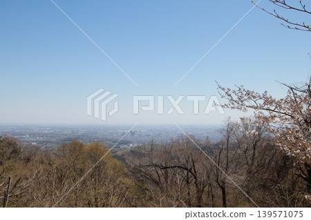 從高尾山頂峰眺望的景色 從高尾山頂峰眺望的景色 139571075