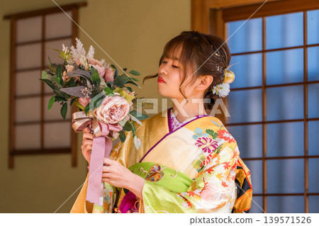 一位身穿振袖和服的日本年輕女子在日式房間（成年禮、20歲生日慶祝） 139571526