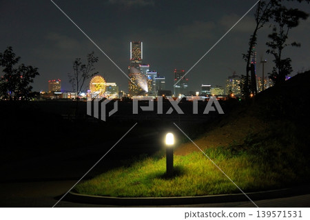 The illuminated promenade and the city of Yokohama Port 139571531
