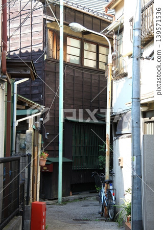一條充滿魅力的小巷，散發著木質建築的氛圍。 139571536