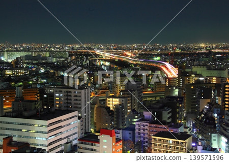 從基塔托比亞眺望大都會高速公路的夜景 139571596