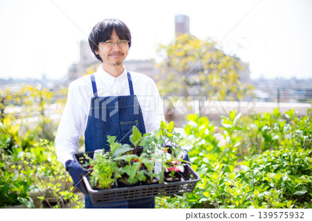 一名日本男子以種植蔬菜為嗜好。 一名日本男子以種植蔬菜為嗜好。 139575932