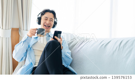 喝咖啡時使用智能手機的人 喝咖啡時使用智能手機的人 139576153
