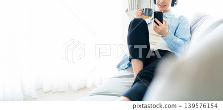 喝咖啡時使用智能手機的人 喝咖啡時使用智能手機的人 139576154