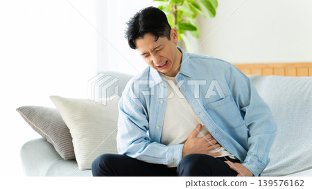 一個腹部有腹痛的男人 一個腹部有腹痛的男人 139576162
