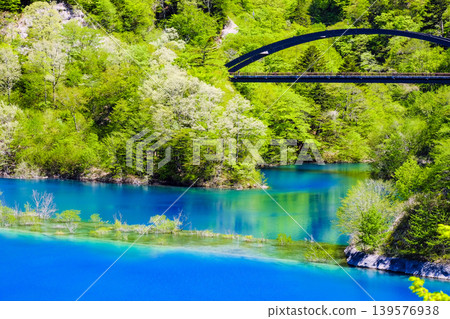 Akasawa Bridge in the fresh greenery 139576938