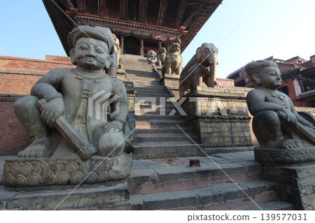 尼亞塔波拉神廟位於南亞尼泊爾首都加德滿都郊區的世界遺產巴克塔普爾陶馬迪廣場 尼亞塔波拉神廟位於南亞尼泊爾首都加德滿都郊區的世界遺產巴克塔普爾陶馬迪廣場 139577031