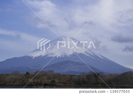從莊司湖望去,羊蹄山被一層帽狀雲覆蓋。 從莊司湖望去,羊蹄山被一層帽狀雲覆蓋。 139577035