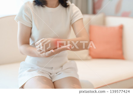 Woman having wrist pain for Carpal Tunnel Syndrome, Wrist Tendinitis, muscle ache, De Quervain s tenosynovitis, ergonomic, Hand Osteoarthritis, Office syndrome and Parkinson disease concept 139577424