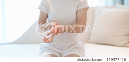Woman having wrist pain for Carpal Tunnel Syndrome, Wrist Tendinitis, muscle ache, De Quervain s tenosynovitis, ergonomic, Hand Osteoarthritis, Office syndrome and Parkinson disease concept 139577426