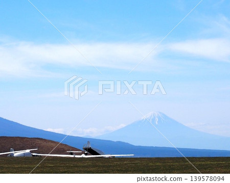 Kirigamine Plateau: Mount Fuji and a glider Kirigamine Plateau: Mount Fuji and a glider 139578094
