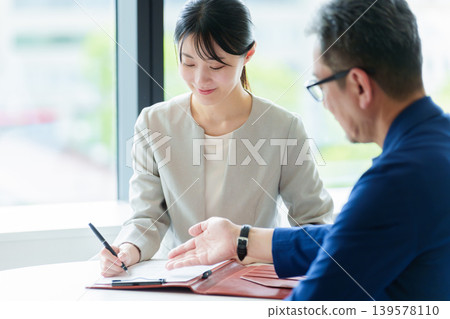 A woman who signs a contract 139578110
