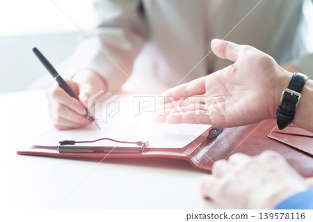 簽署合約的女人的手 簽署合約的女人的手 139578116