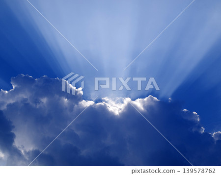 Sun Rays Breaking Through Dramatic Clouds Sun Rays Breaking Through Dramatic Clouds 139578762