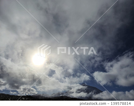 Bright Sun Breaking Through Cloudy Mountain Sky Bright Sun Breaking Through Cloudy Mountain Sky 139578814