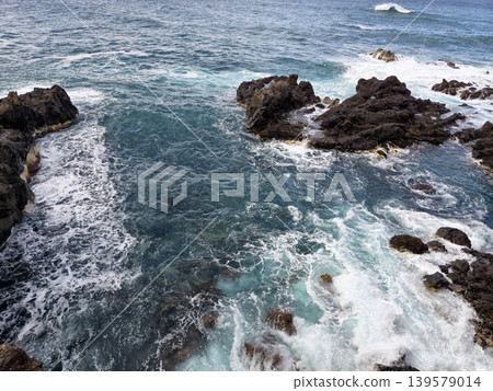 Ocean Waves Breaking Around Rocky Shoreline Ocean Waves Breaking Around Rocky Shoreline 139579014