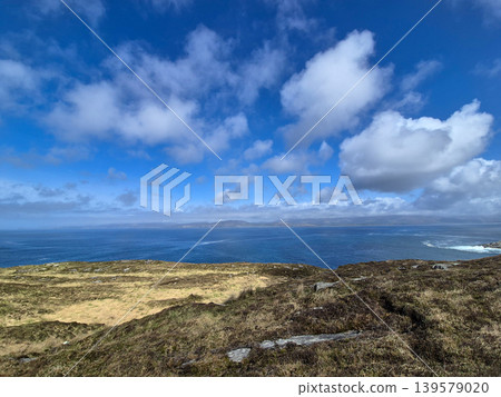 Blue ocean horizon under dramatic cloudy sky Blue ocean horizon under dramatic cloudy sky 139579020