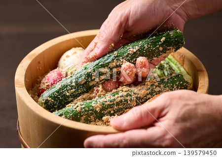 Take out the pickled vegetables from the barrel. Take out the pickled vegetables from the barrel. 139579450