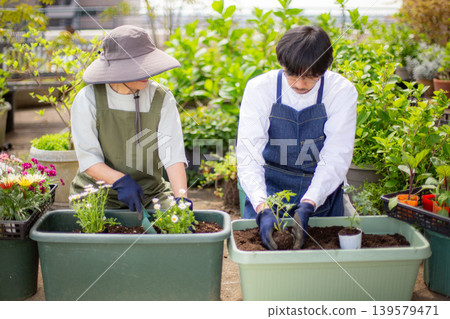 男男女女都喜歡園藝和家庭菜園。 男男女女都喜歡園藝和家庭菜園。 139579471