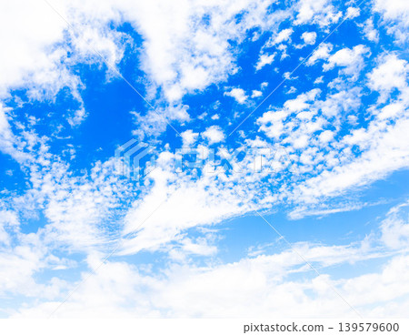 A simple summer scene of refreshing blue sky and white clouds A simple summer scene of refreshing blue sky and white clouds 139579600