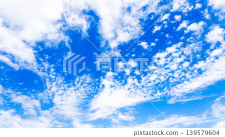 A simple summer scene of refreshing blue sky and white clouds A simple summer scene of refreshing blue sky and white clouds 139579604