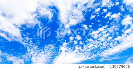 A simple summer scene of refreshing blue sky and white clouds A simple summer scene of refreshing blue sky and white clouds 139579606