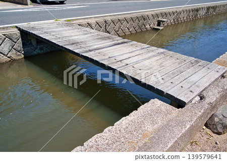 出雲市高瀨川上的一座木橋 出雲市高瀨川上的一座木橋 139579641