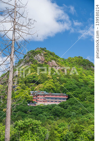 滋賀縣東近江市赤神山(太郎房山)的新綠 滋賀縣東近江市赤神山(太郎房山)的新綠 139580214