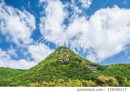滋賀縣東近江市赤神山(太郎房山)的新綠 滋賀縣東近江市赤神山(太郎房山)的新綠 139580217