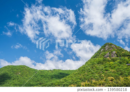 滋賀縣東近江市赤神山(太郎房山)的新綠 滋賀縣東近江市赤神山(太郎房山)的新綠 139580218