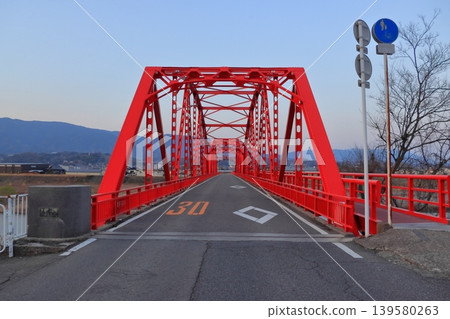通往久藤山的入口,橫跨紀之川:久藤山橋(和歌山縣久藤山町) 通往久藤山的入口,橫跨紀之川:久藤山橋(和歌山縣久藤山町) 139580263