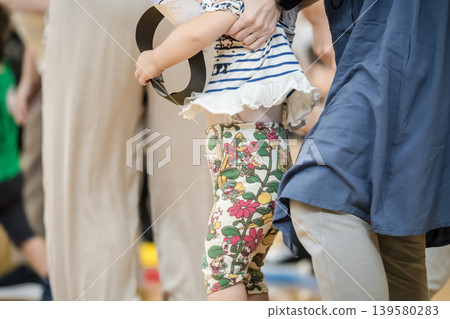 [Nursery school sports day with mom] 139580283