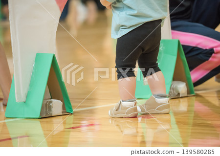 [Nursery school sports day obstacle course] 139580285