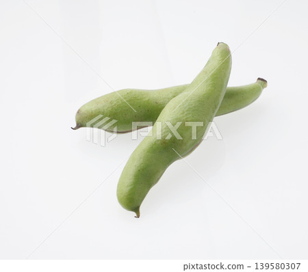 Broad beans (studio photography) Broad beans (studio photography) 139580307