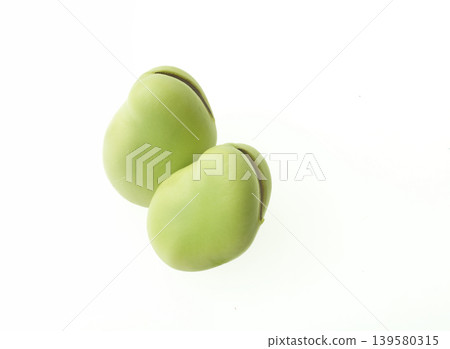 Broad beans (studio photography) Broad beans (studio photography) 139580315