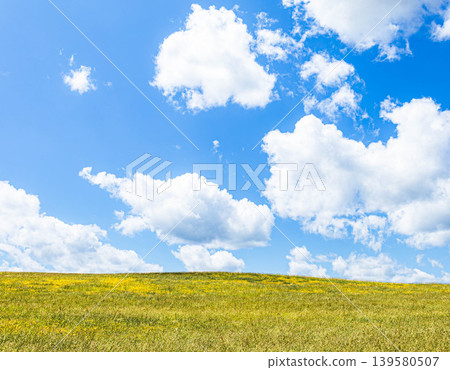 The summer scenery of Biei, Hokkaido, with its blue sky and flowing clouds, evokes the feeling of the wind on the hillside. 139580507