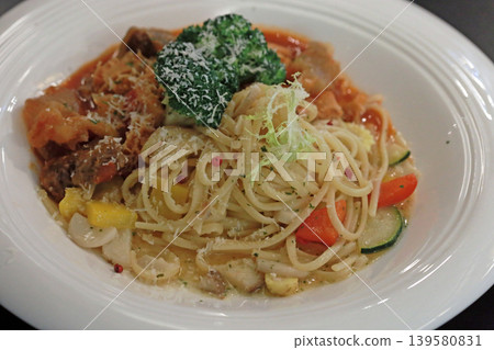 在餐廳裡拍攝一份精緻的牛肉義大利麵 139580831
