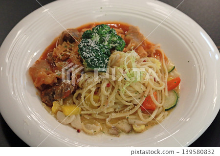 在餐廳裡拍攝一份精緻的牛肉義大利麵 在餐廳裡拍攝一份精緻的牛肉義大利麵 139580832