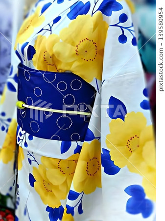 一件華麗的金黃色和靛藍色浴衣。 一件華麗的金黃色和靛藍色浴衣。 139580954