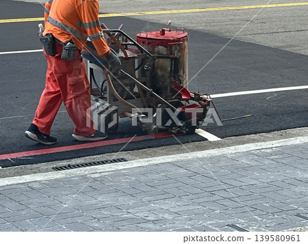 在馬路上拍攝工人正在鋪設柏油路 在馬路上拍攝工人正在鋪設柏油路 139580961