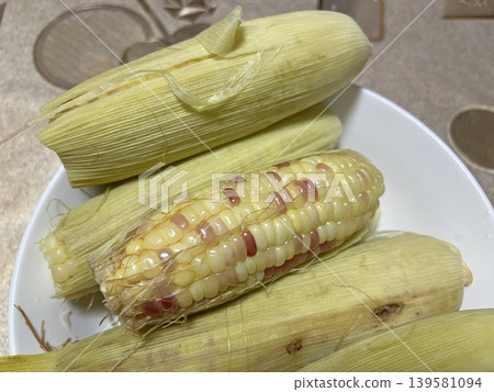 拍攝盤子裡剛煮好的新鮮玉米 拍攝盤子裡剛煮好的新鮮玉米 139581094