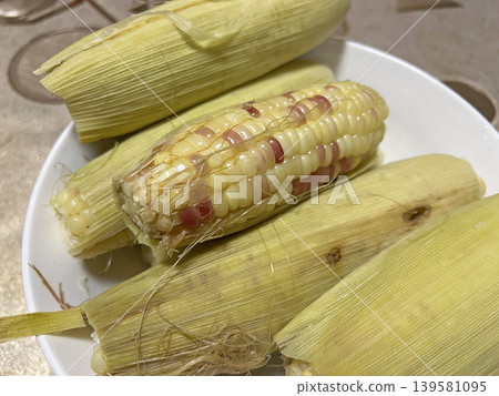 拍攝盤子裡剛煮好的新鮮玉米 拍攝盤子裡剛煮好的新鮮玉米 139581095