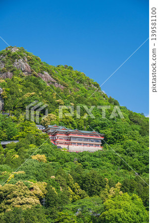 滋賀縣東近江市赤神山(太郎房山)的新綠 滋賀縣東近江市赤神山(太郎房山)的新綠 139581100